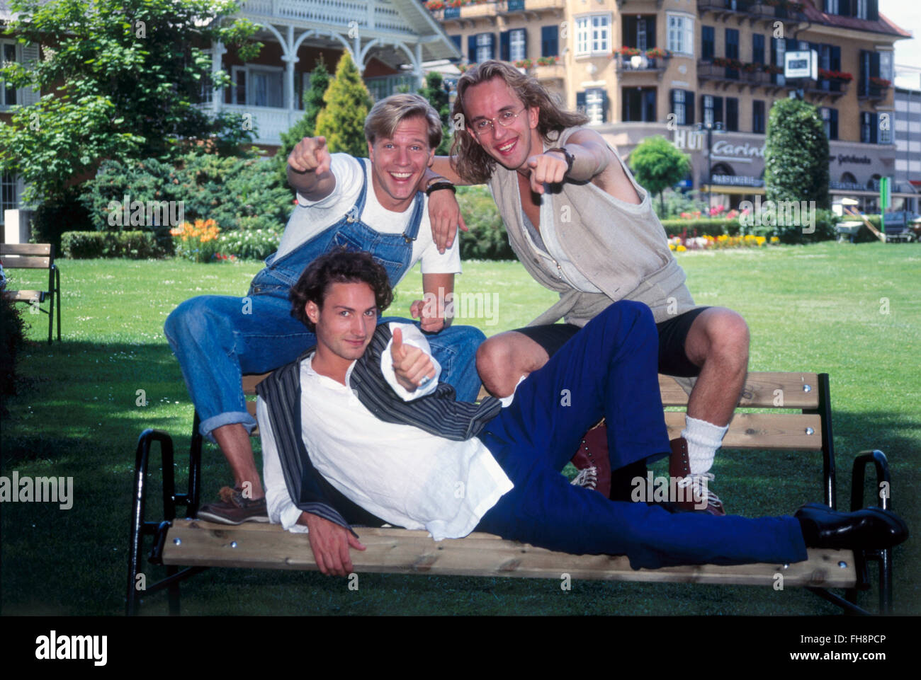 Série télé, 'Drei zum Verlieben', DEU 1994, directeur : Holm Dressler, Peter Kraus, photo avec : Benjamin Sadler, Dirk Mierau, Werner Sobotka, Permissions-Neccessary-tiers Banque D'Images