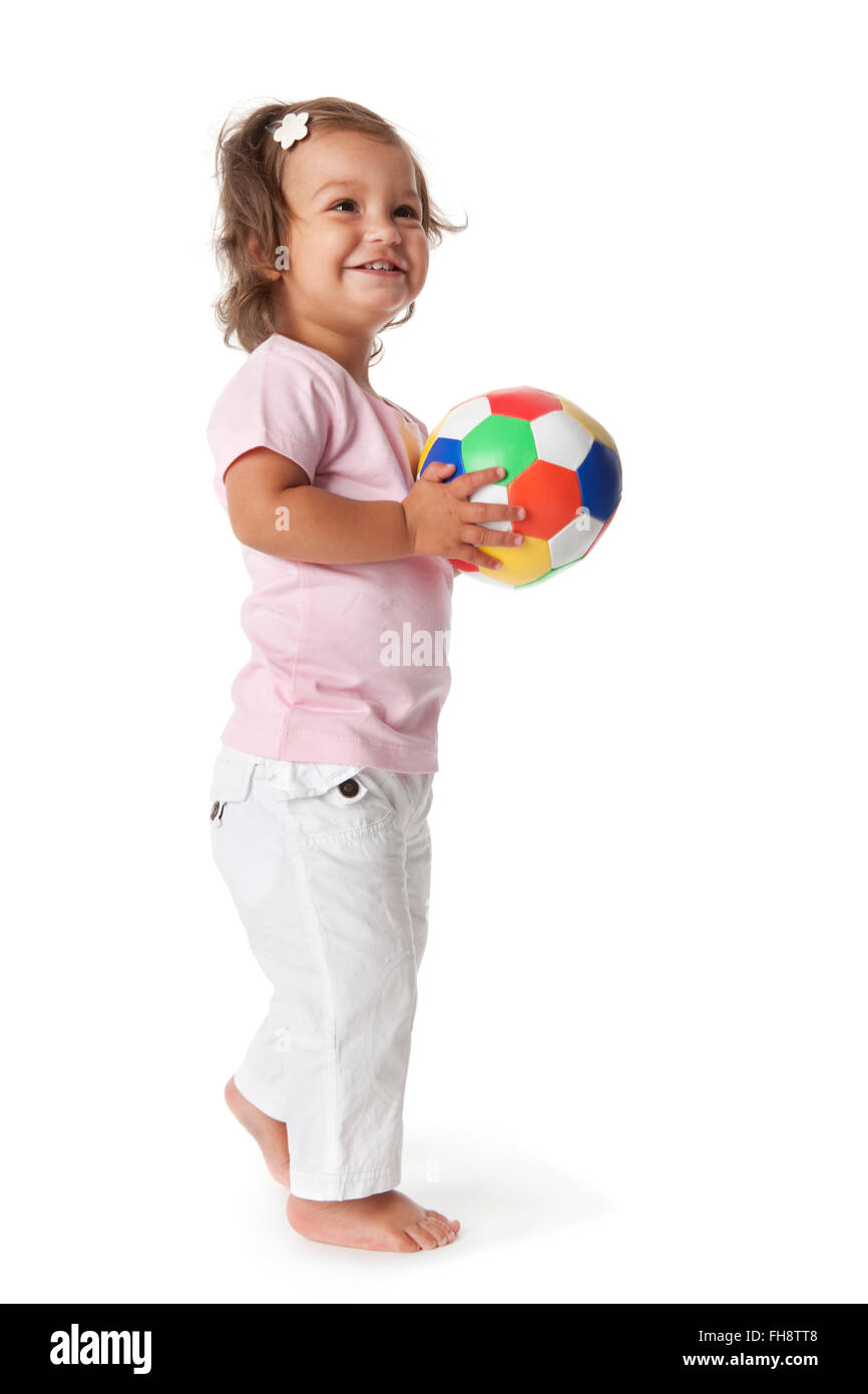 Bébé fille jouant avec une balle de couleur sur fond blanc Banque D'Images