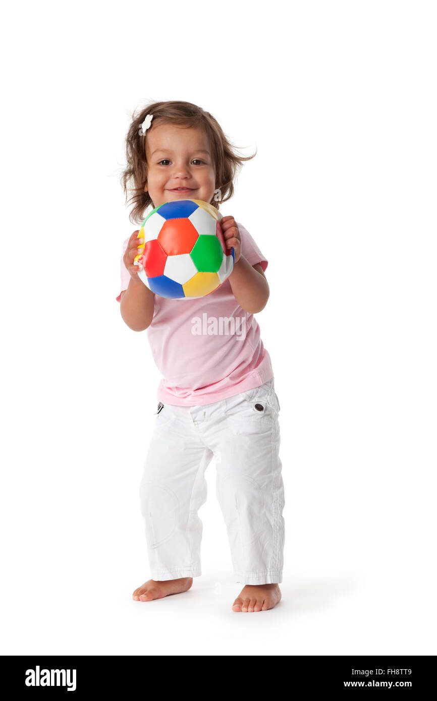 Bébé fille jouant avec une balle de couleur sur fond blanc Banque D'Images