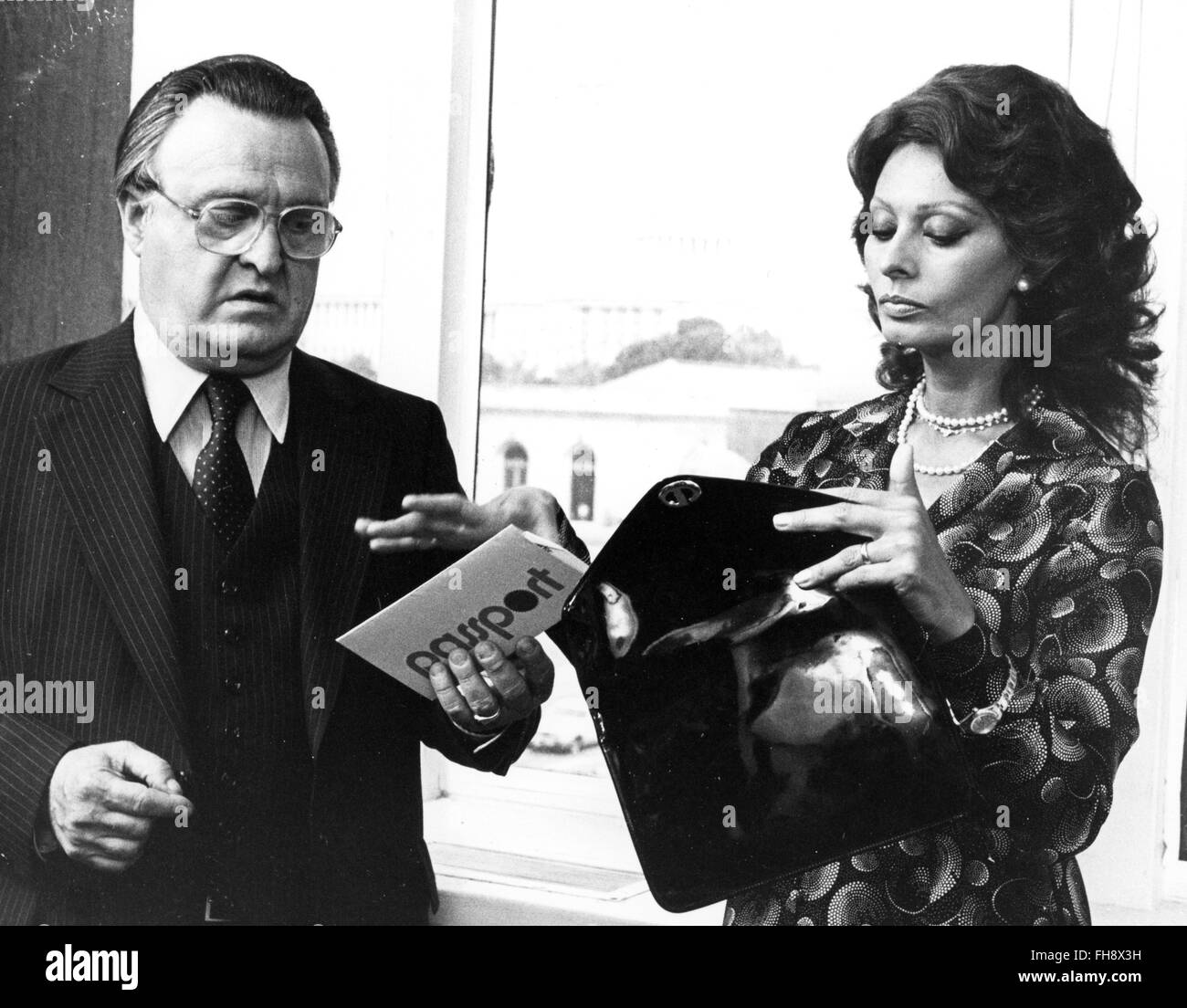 Film, 'Feu', GBR, 1979 Réalisateur : Michael Winner, scène avec : Vincent Gardenia, Sophia Loren, Permissions-Neccessary-tiers Banque D'Images