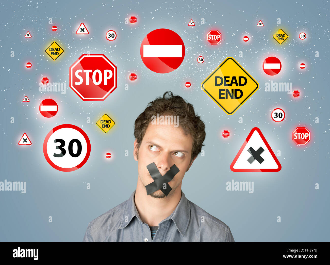 Jeune homme avec la bouche ou collés et les feux de circulation Banque D'Images