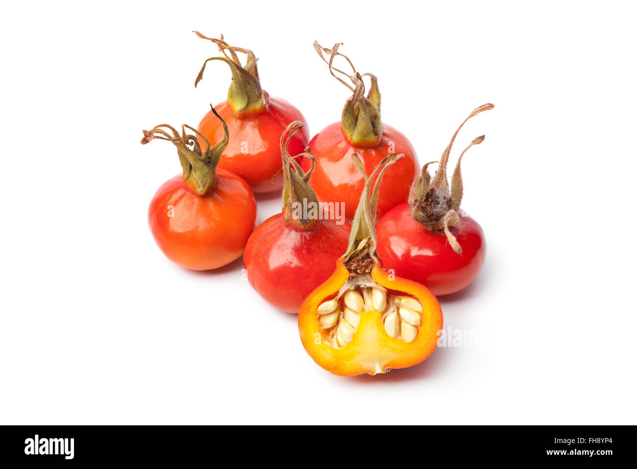 Ensemble et la moitié des cynorrhodons rouge sur fond blanc Banque D'Images