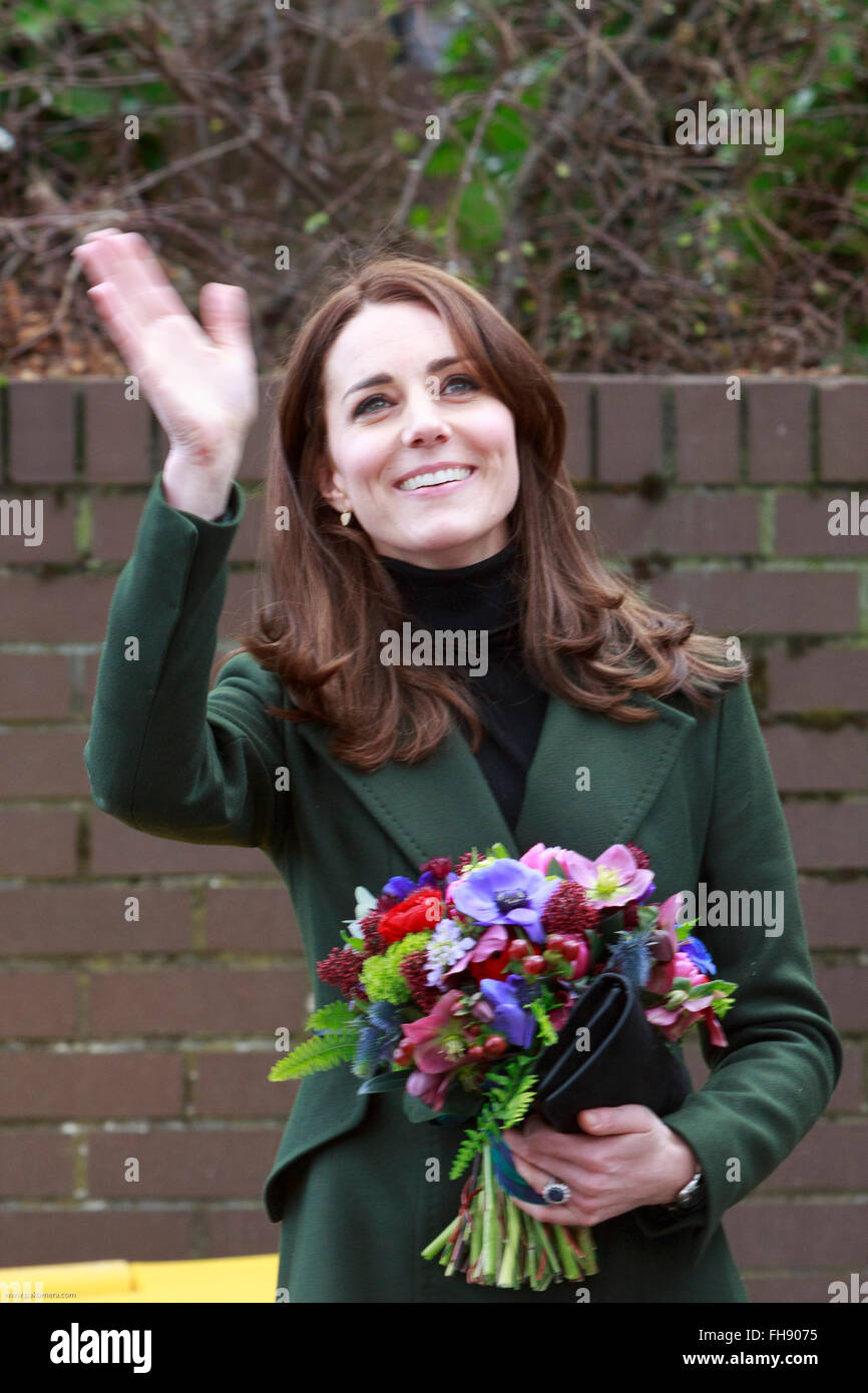 Edimbourg, Ecosse. UK. 24 Février, 2016. La duchesse de Cambridge s'écarte grêle Wester Education Centre. Pako Mera/Alamy Live News. Banque D'Images