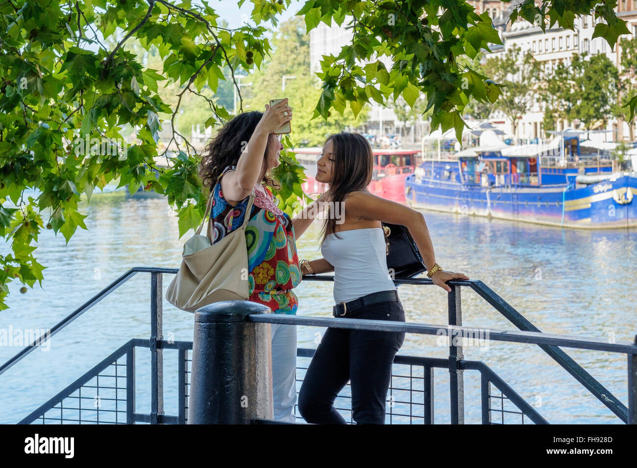 2 femmes en selfie, Strasbourg, Alsace, France, Europe Banque D'Images