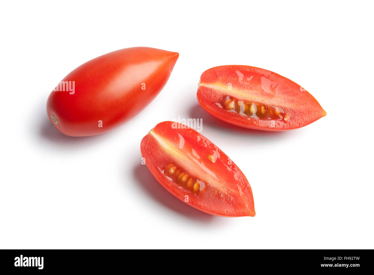 Ensemble et la moitié des tomates italiennes fraîches sur fond blanc Banque D'Images