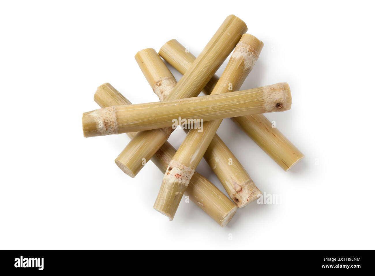 Des morceaux de bâtons de canne à sucre sur fond blanc Banque D'Images