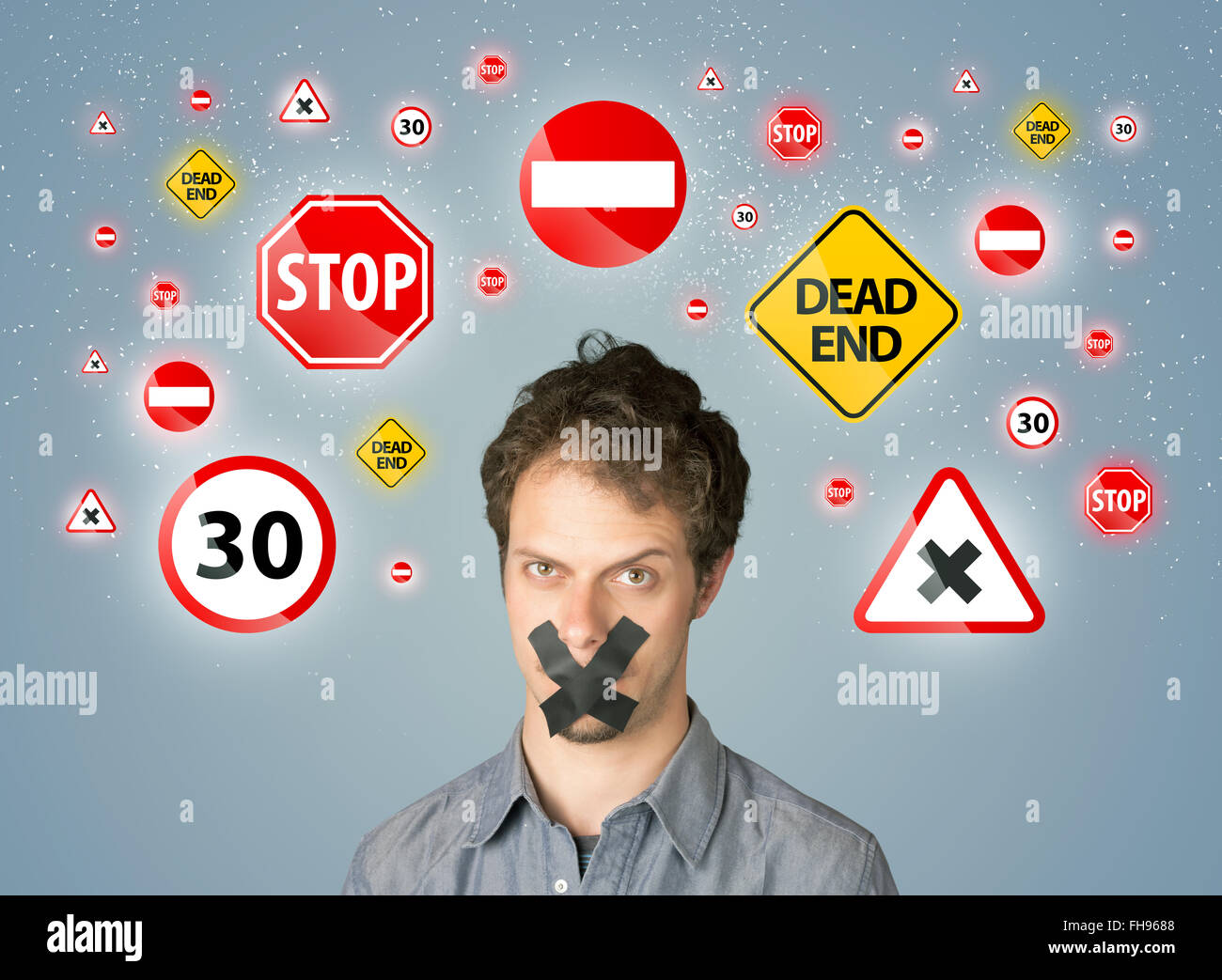 Jeune homme avec la bouche ou collés et les feux de circulation Banque D'Images