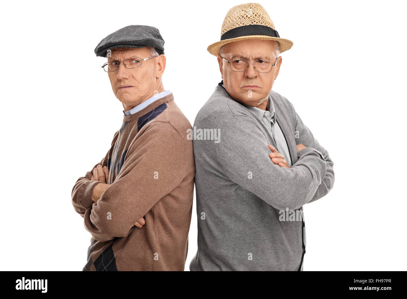 Deux personnes âgées en colère les uns avec les autres debout dos à dos isolé sur fond blanc Banque D'Images