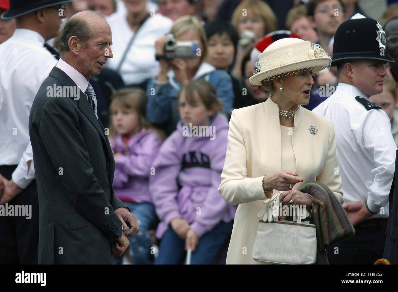Le duc de Kent et la Princesse Alexandra greet sympathisants lors d'un bain de foule dans le centre commercial avant un concours spécial marquant la reine Elizabeth II, Jubilé d'or qui a eu lieu à l'extérieur de Buckingham Palace. Célébrations ont eu lieu dans tout le Royaume-Uni avec l'élément central d'un défilé et feu d'artifice au palais de Buckingham, la reine résidence Londres. La reine Elizabeth monta sur le trône britannique en 1952 à la mort de son père, le Roi George VI. Banque D'Images