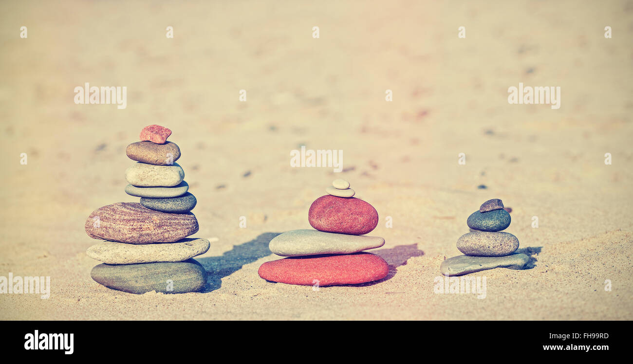 Vintage retro style pyramides en pierre sur plage, Zen spa arrière-plan. Banque D'Images