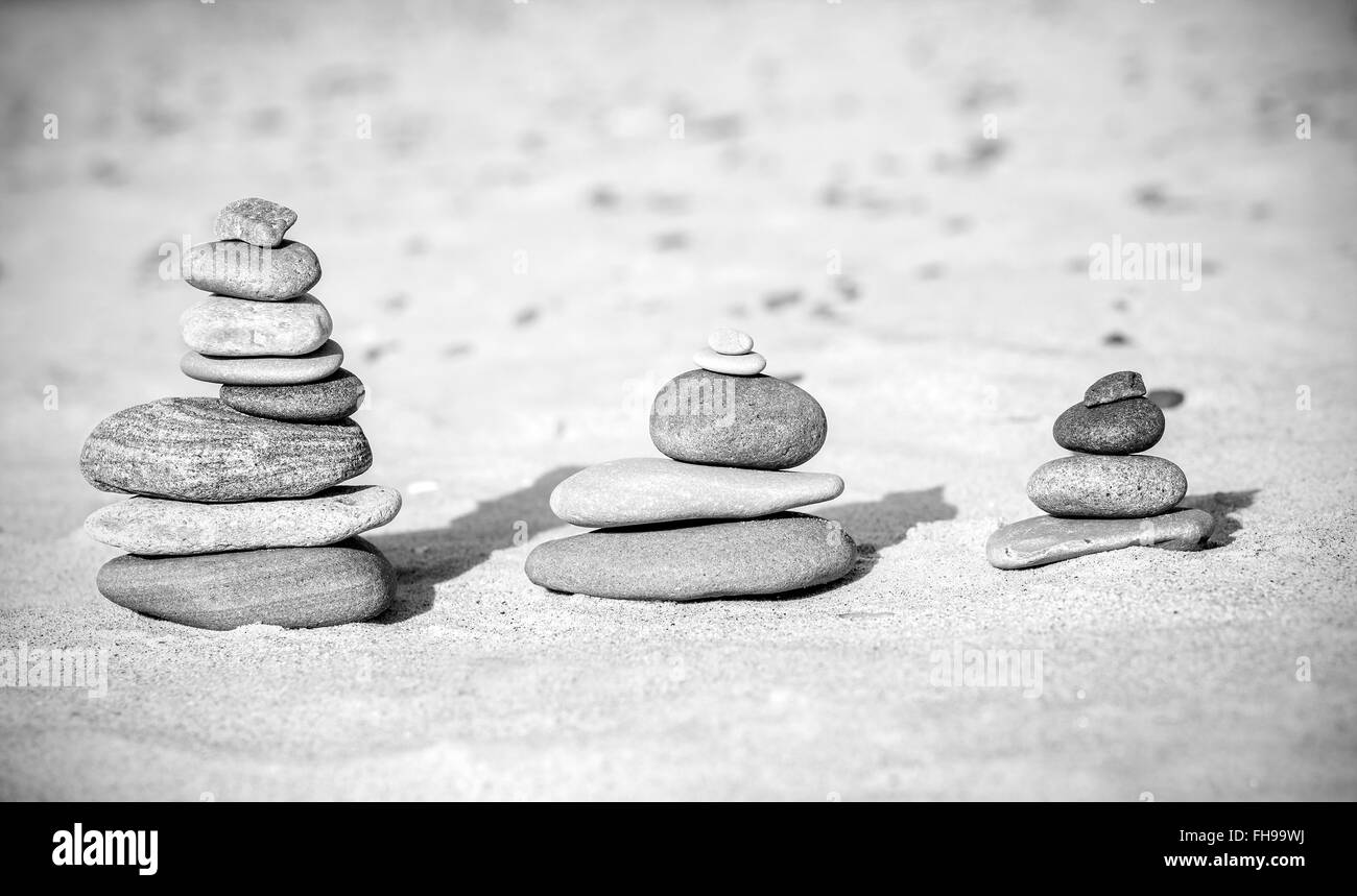 Pyramides de pierres noires et blanches sur la plage. Banque D'Images