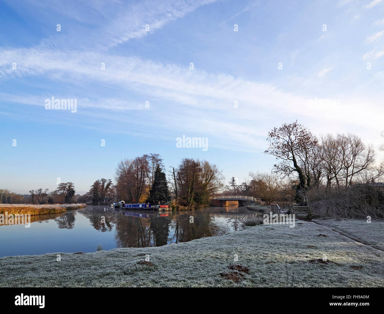 River Wey près de Ripley Surrey sur un clair matin encore des hivers glacial Banque D'Images