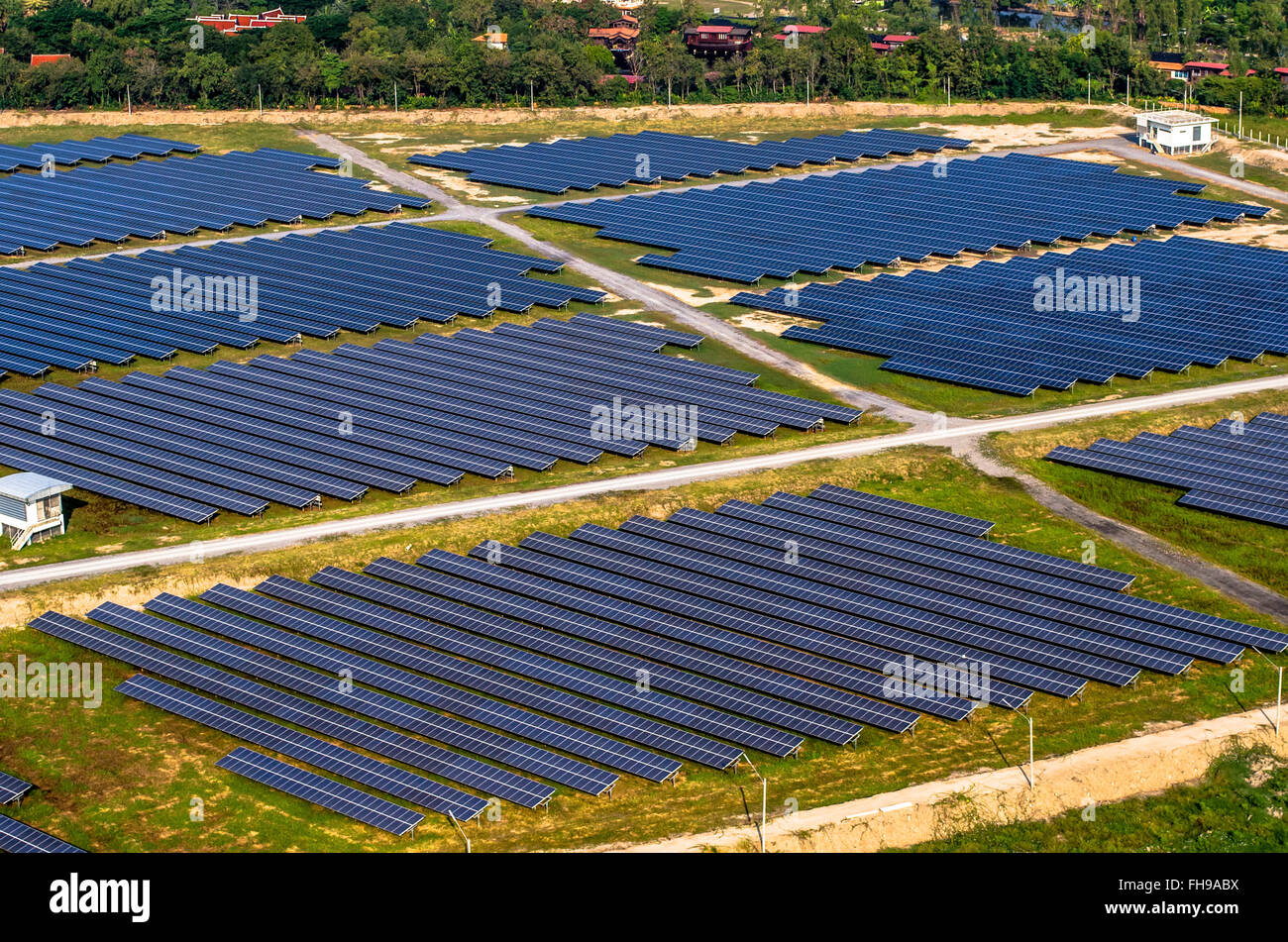 Ferme solaire, panneaux solaires, photo à partir de l'air Banque D'Images