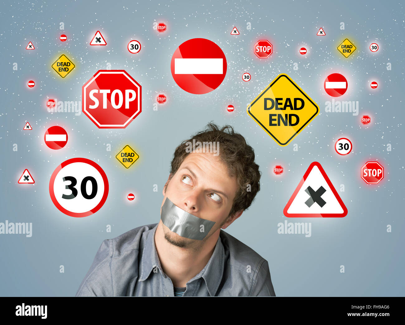 Jeune homme avec la bouche ou collés et les feux de circulation Banque D'Images