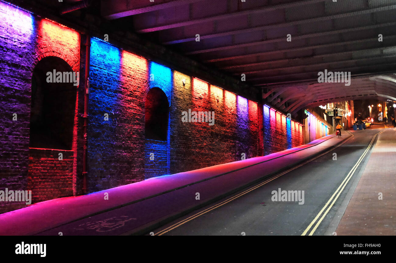 L'éclairage coloré en haut de la rue Trafalgar sous la gare de Brighton qui mène dans la région de North Laine de la ville Banque D'Images