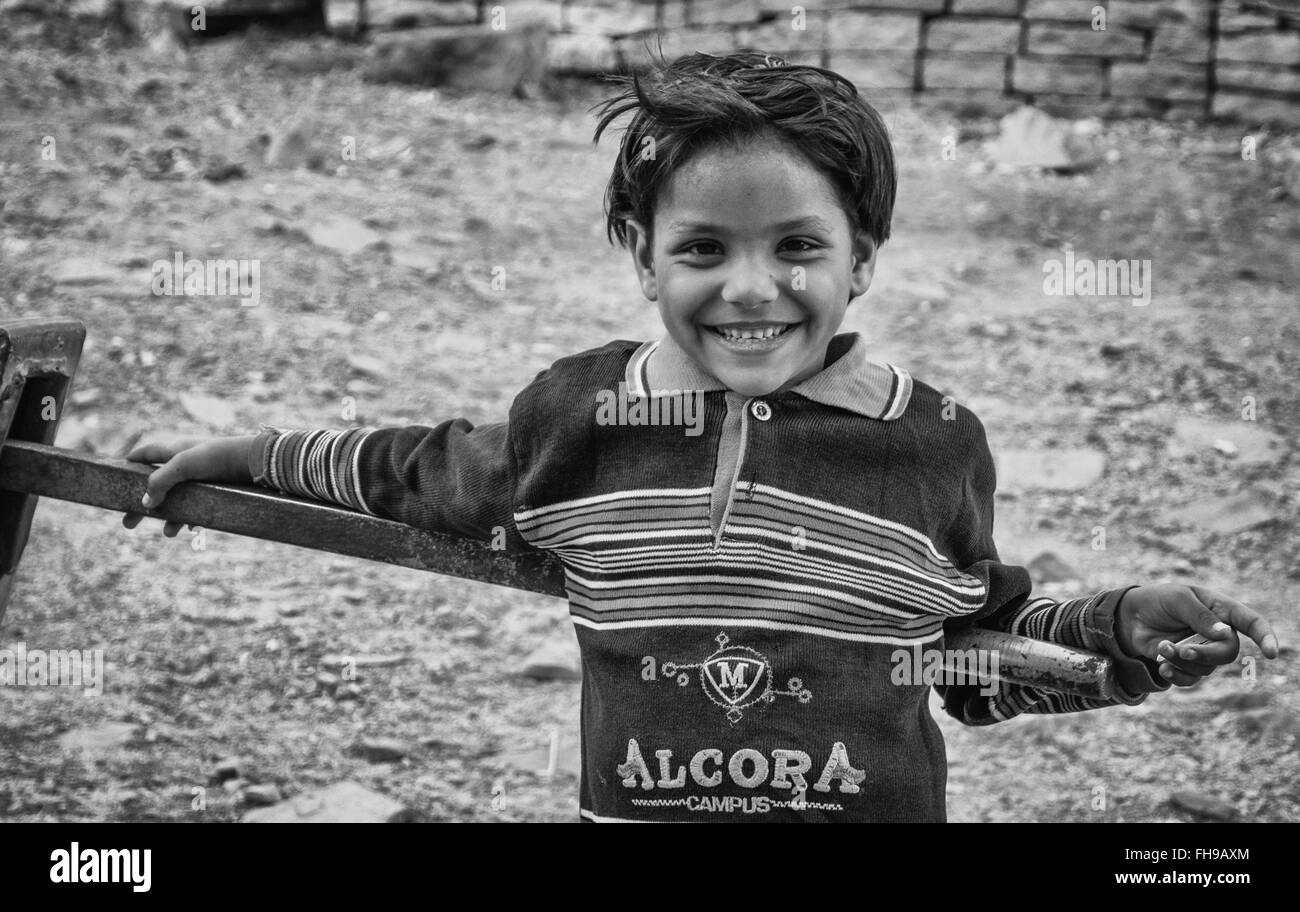 Portrait d'un garçon en Chanderi, Inde Banque D'Images