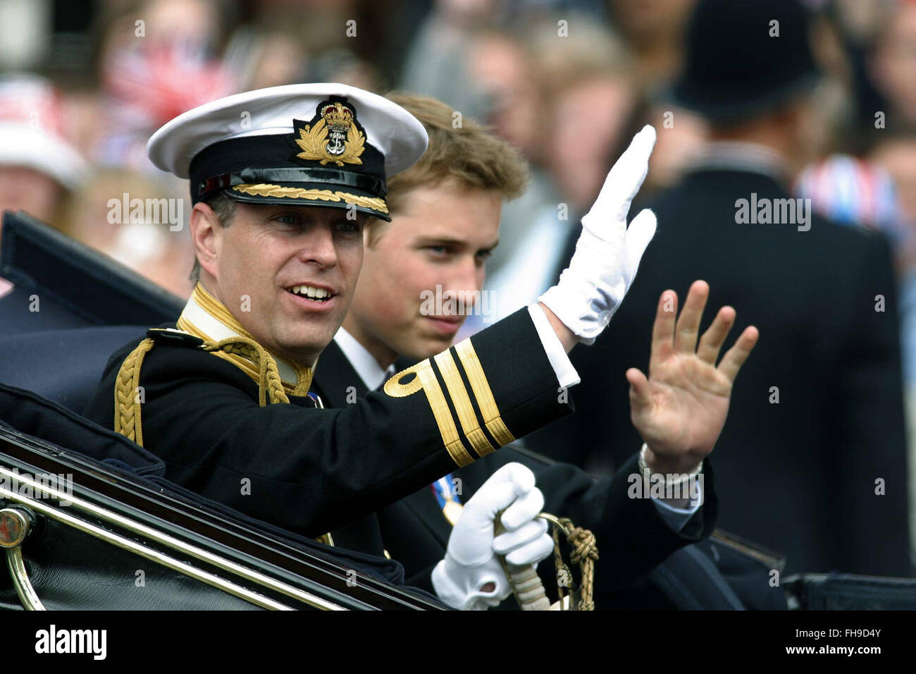 Un chariot transportant des Princes Andrew (à gauche) et William quitte le palais de Buckingham à venir de la reine Elizabeth II sur son parcours cérémonial par Londres à la cathédrale St Paul où la reine est allé(e) à un service d'action de grâce pour célébrer son Jubilé d'or. Célébrations ont eu lieu dans tout le Royaume-Uni avec l'élément central d'un défilé et feu d'artifice au palais de Buckingham, la reine résidence Londres. La reine Elizabeth monta sur le trône britannique en 1952 à la mort de son père, le Roi George VI. Banque D'Images