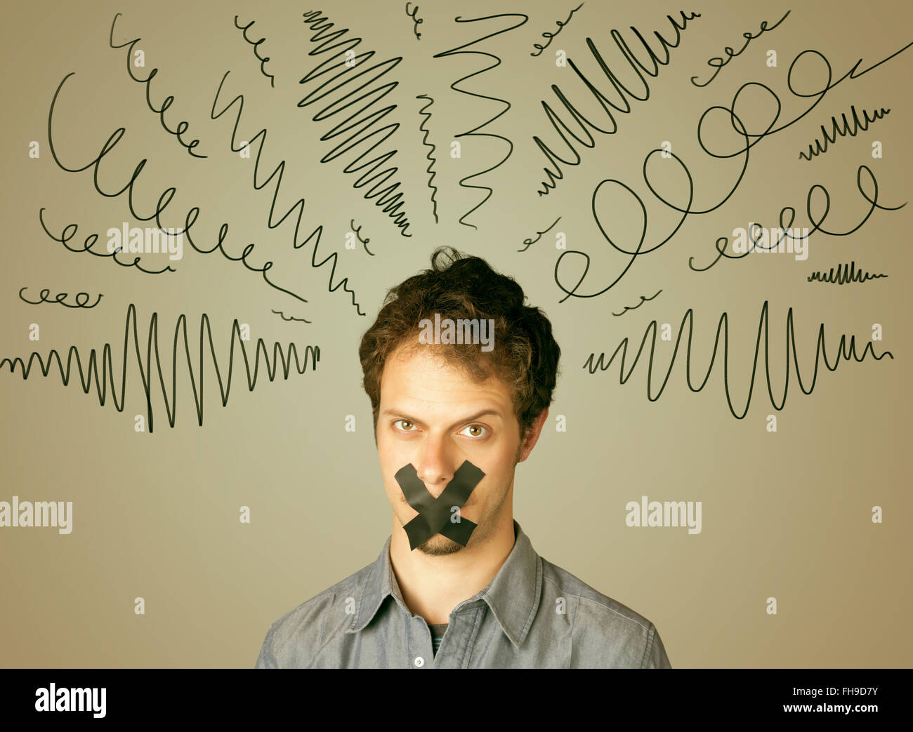 Jeune homme avec la bouche et lignes bouclés collés Banque D'Images