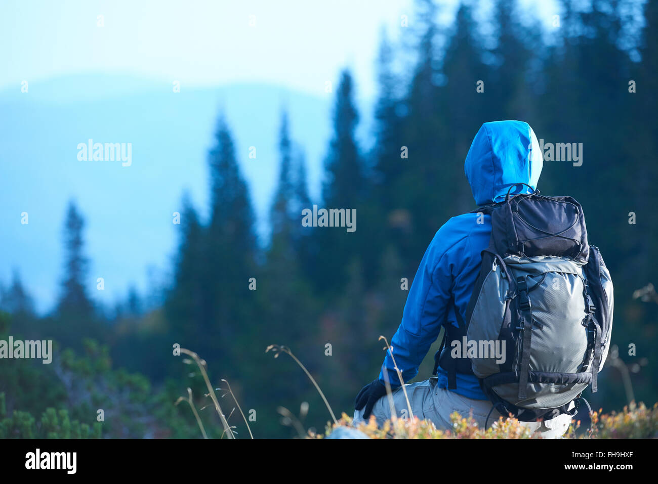 Advanture homme avec sac à dos randonnée Banque D'Images