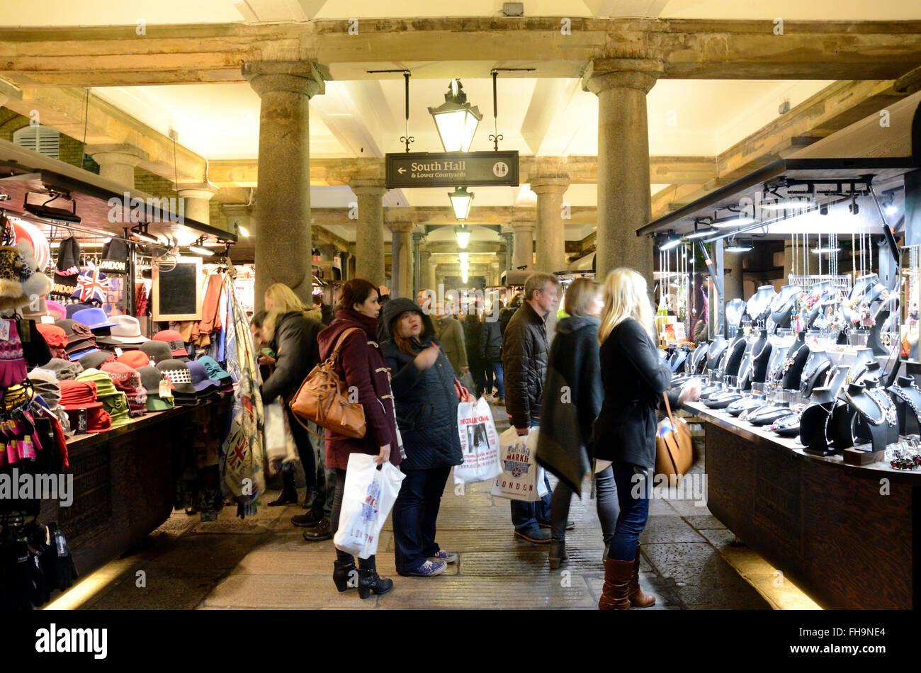 Les gens shopping la nuit au marché du Jubilé à Covent Garden, Londres. Banque D'Images