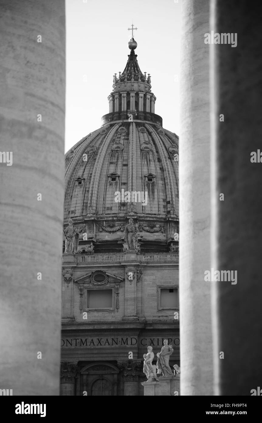 Rome : Dôme de la Basilique Saint Pierre Banque D'Images