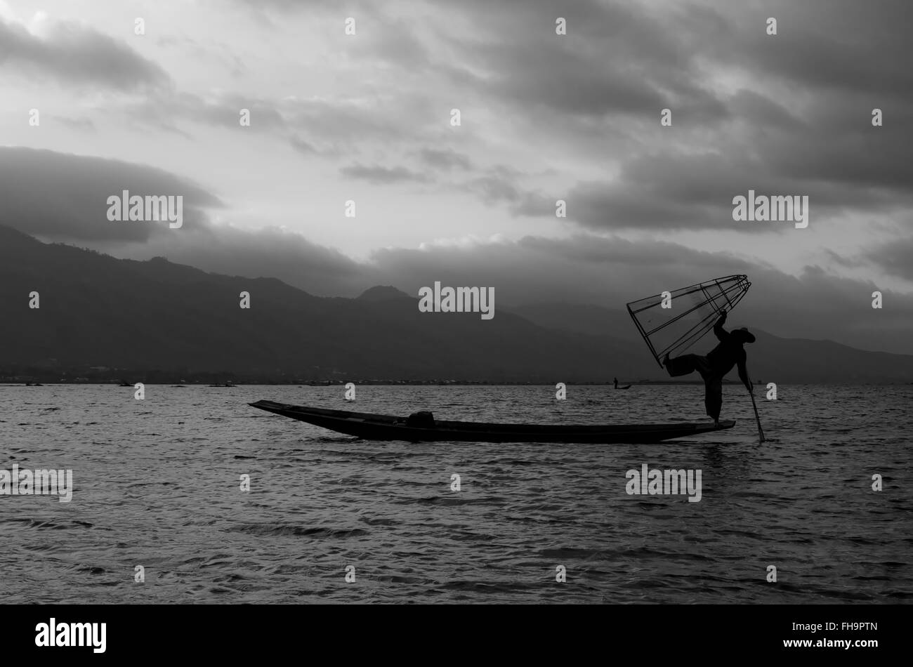 Pêcheur solitaire s'amusant Banque D'Images