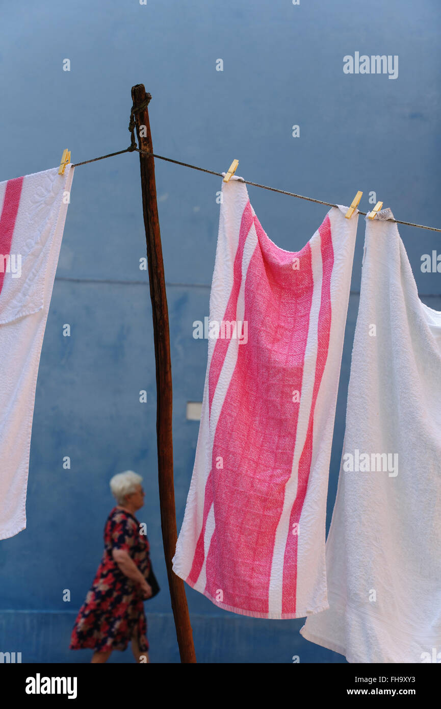 Torchons rose et blanc contre un mur bleu Banque D'Images