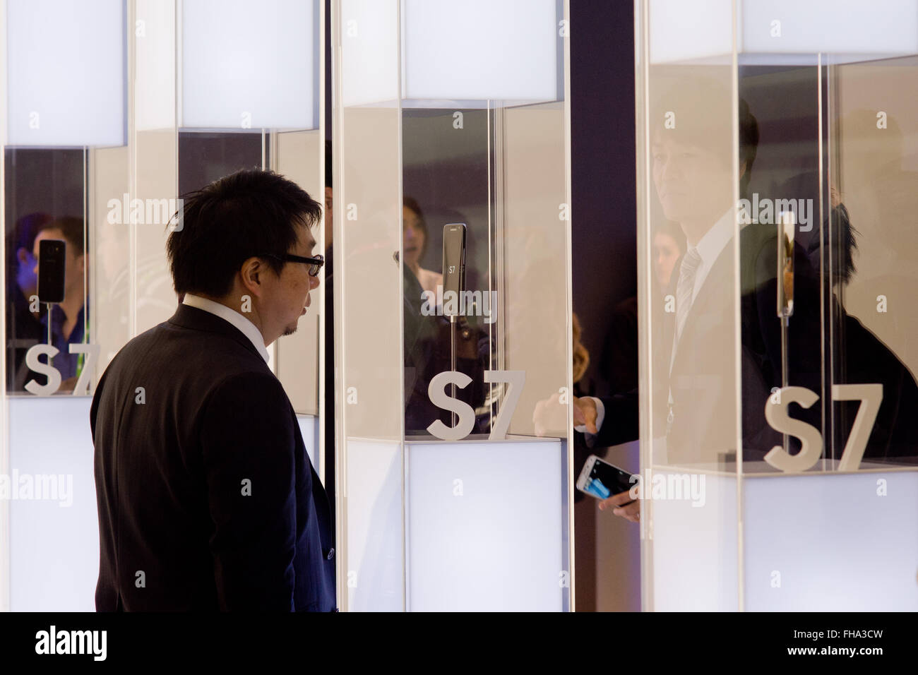 Barcelone, Espagne. 24 Février, 2016. Un visiteur regarde le nouveau Samsung Galaxy S7 lors du Mobile World Congress de Barcelone le plus grand salon mobile dans lequel réunit les entreprises mobiles et où les derniers développements dans le secteur sont présentés. Crédit : Jordi Boixareu/Alamy Live News Banque D'Images