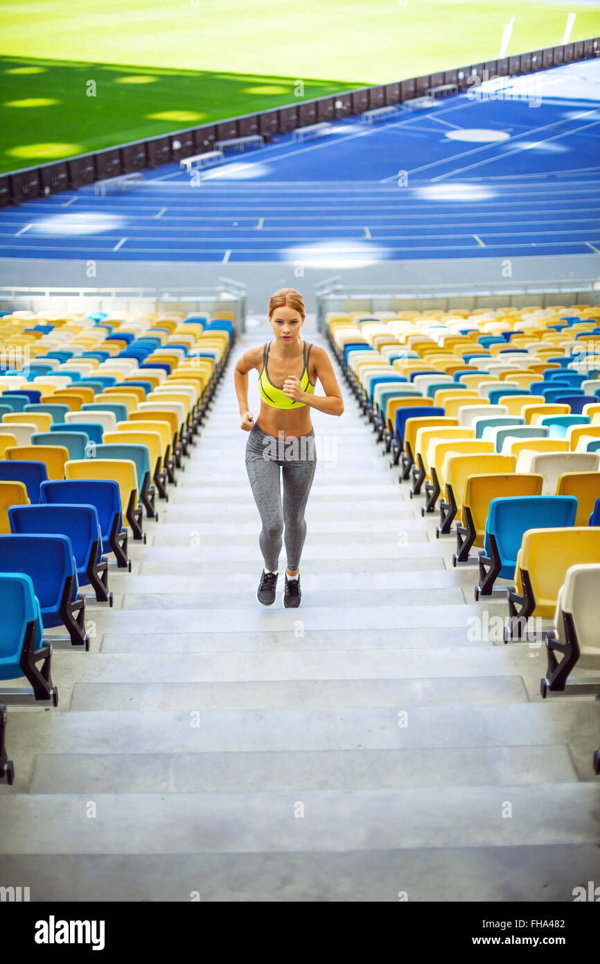 Les jeunes de la sportive est à grand stade moderne Banque D'Images