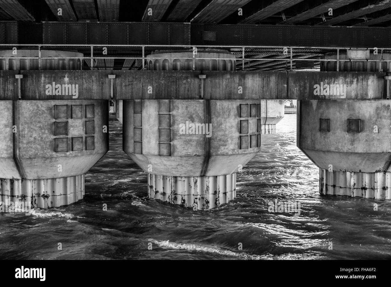 Colonnes de soutien du pont de la rivière de Banque D'Images