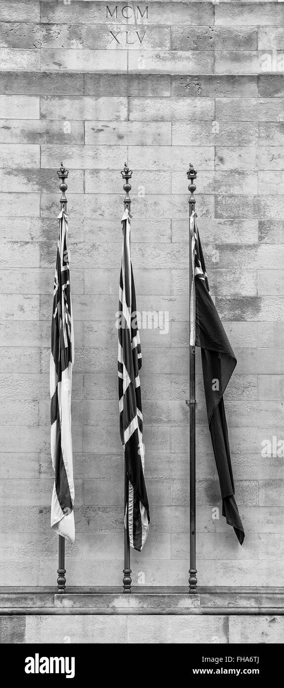 Trois drapeaux sur le côté du cénotaphe monument commémoratif de guerre à Whitehall, Londres en noir et blanc Banque D'Images