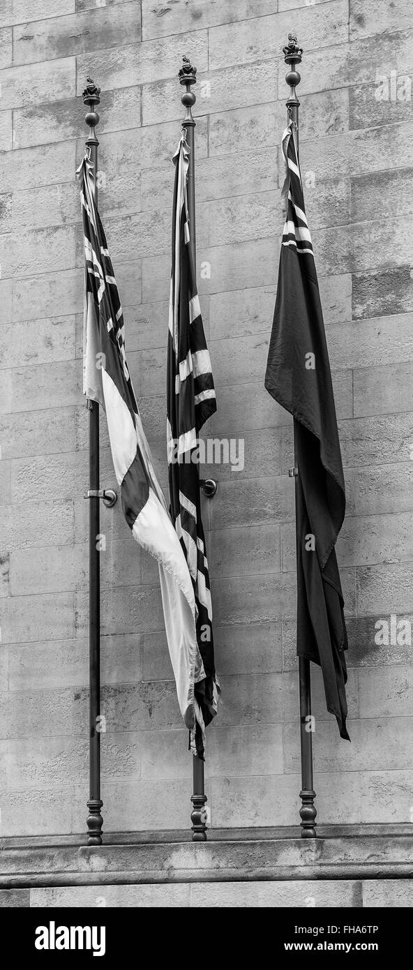 Trois drapeaux sur le côté du cénotaphe monument commémoratif de guerre à Whitehall, Londres en noir et blanc Banque D'Images