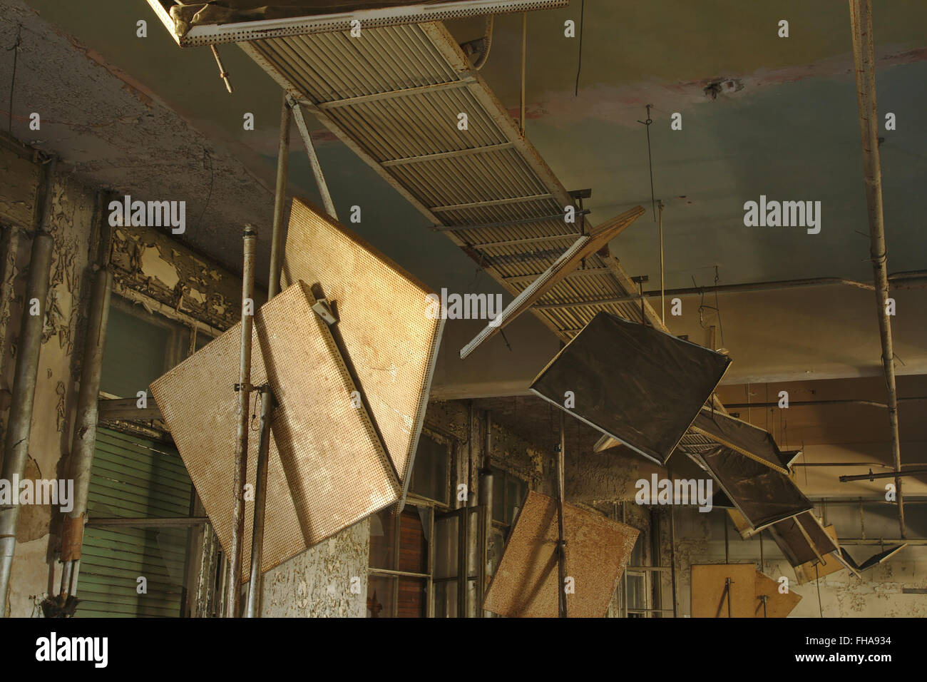 Tumbling les carreaux de plafond dans une ancienne usine à Leipzig, Allemagne Banque D'Images