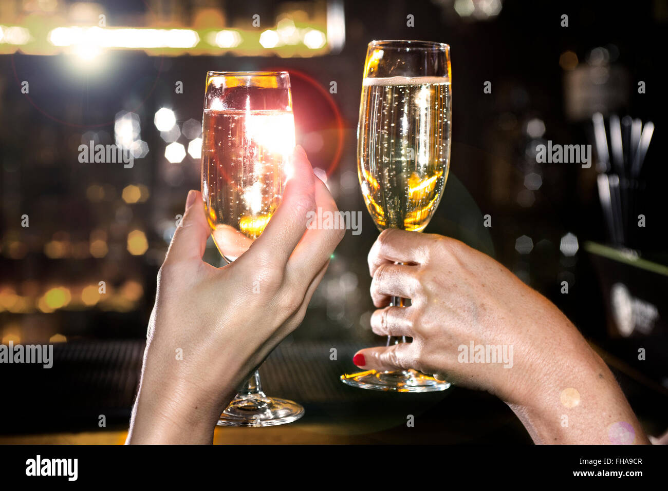 Boire du champagne, mains et verres Banque D'Images