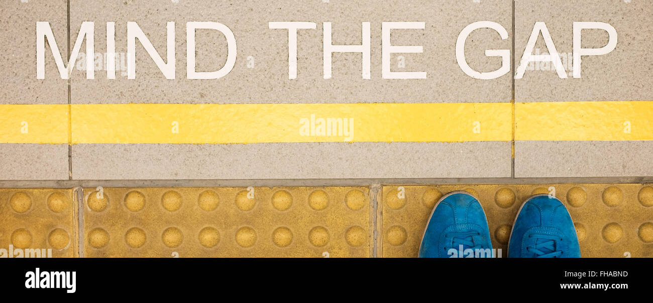 Le signe ' l'esprit l'écart ' peint sur le bord de la plate-forme de la gare Banque D'Images