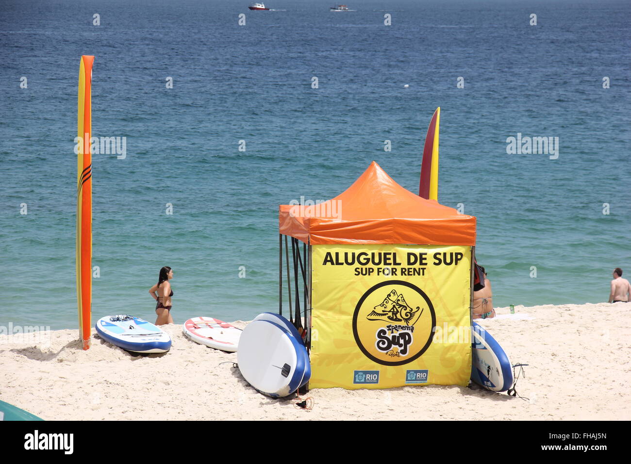 Rio de Janeiro, Brésil, 24 février 2016 : Avec la forte chaleur, passant les 35 degrés celsius, les habitants et les touristes appréciant les plages du sud de Rio, même durant la semaine. Vue sur Ipanema et Leblon plages qui étaient dans l'eau calme et claire sur l'après-midi du mercredi. Credit : Luiz Souza/Alamy Live News Banque D'Images