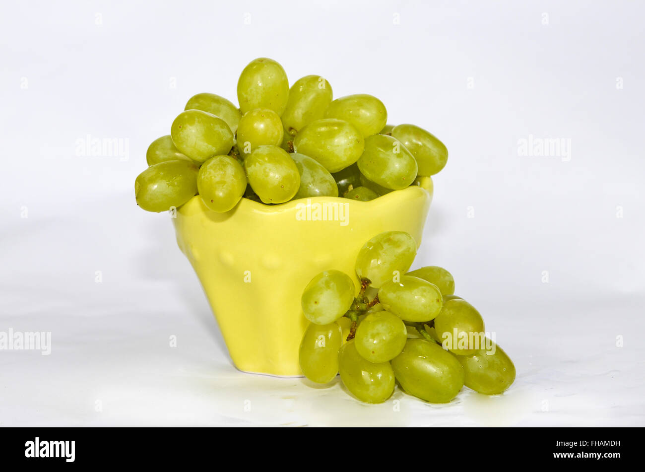 Raisins verts sur fond blanc Banque D'Images