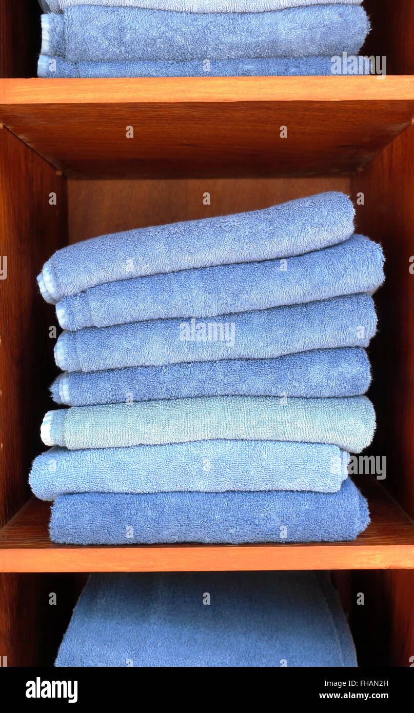 Pile de serviettes de bain bleu plié sur une étagère Banque D'Images
