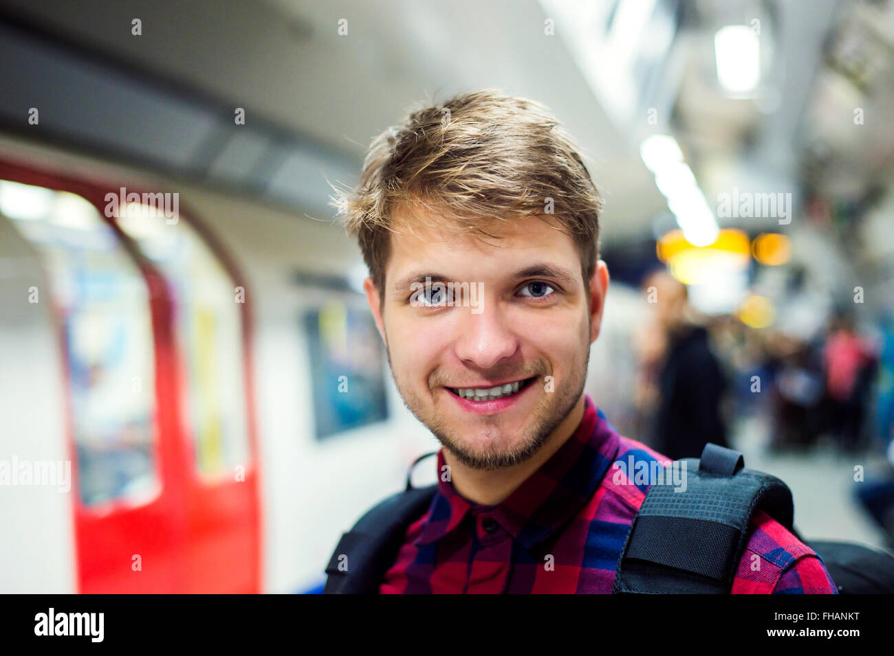 Close up, hipster homme sur plate-forme contre Subway train Banque D'Images