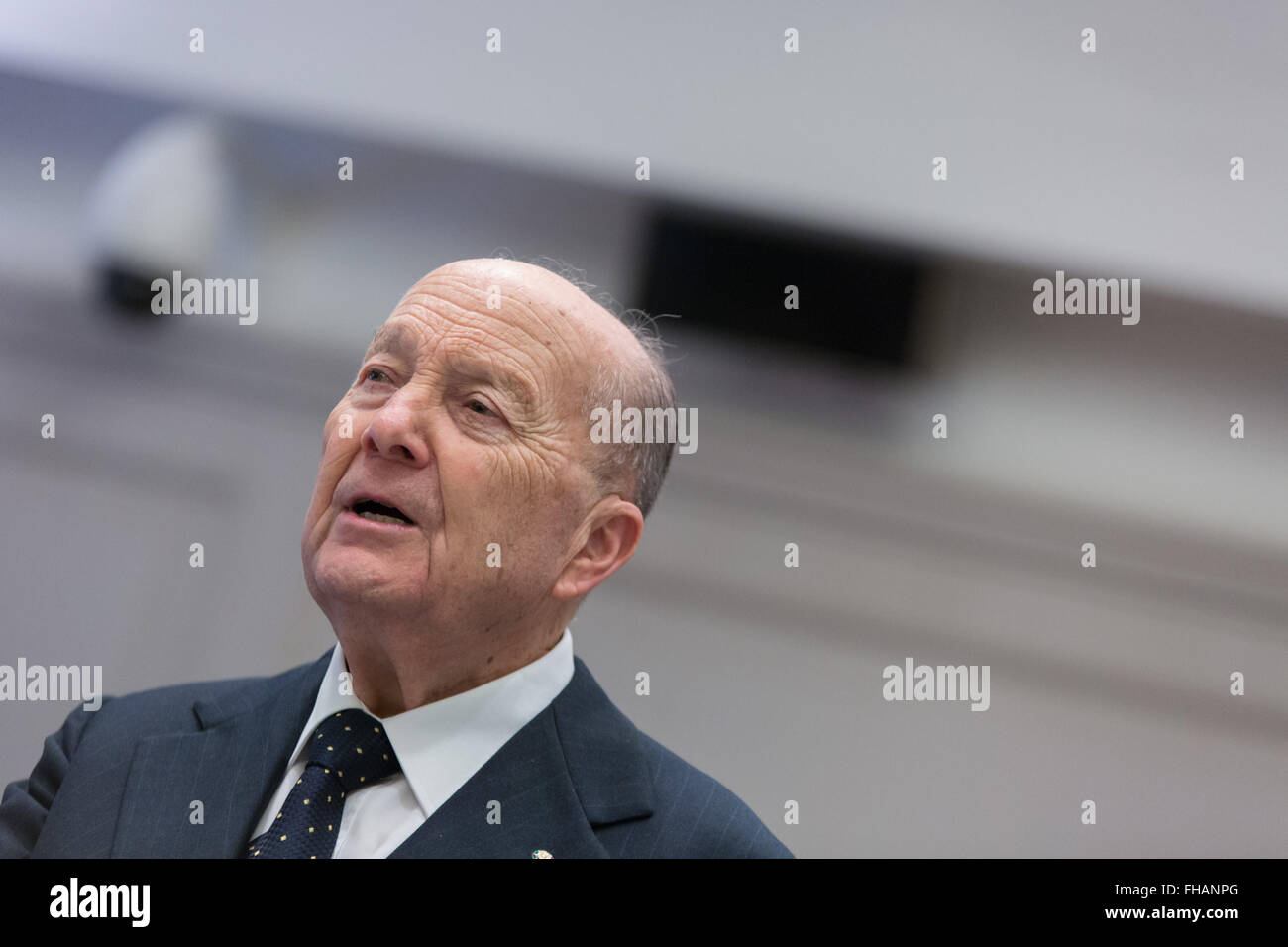 Rome, Italie. Feb 24, 2016. Paolo grossi le nouveau Président de Cour constitutionnelle italienne parle au Palazzo della Consulta en Italie. Cour constitutionnelle de la République italienne choisit Paolo Grossi comme nouveau président avec 14/15 préférences. Credit : Davide Fracassi/Pacific Press/Alamy Live News Banque D'Images