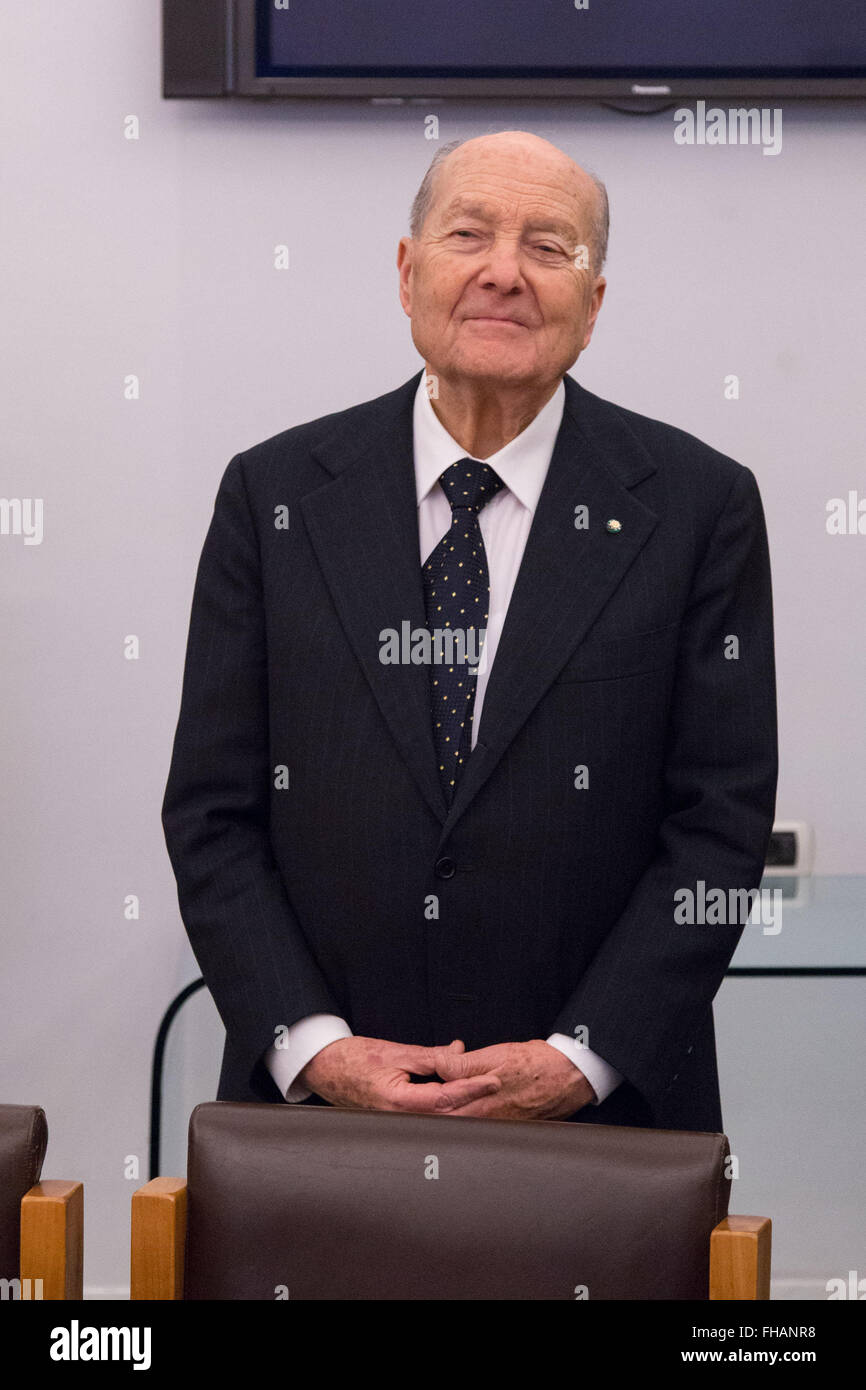 Rome, Italie. Feb 24, 2016. Paolo grossi le nouveau Président de Cour Constitutionnelle Italienne au Palazzo della Consulta en Italie. Cour constitutionnelle de la République italienne choisit Paolo Grossi comme nouveau président avec 14/15 préférences. Credit : Davide Fracassi/Pacific Press/Alamy Live News Banque D'Images