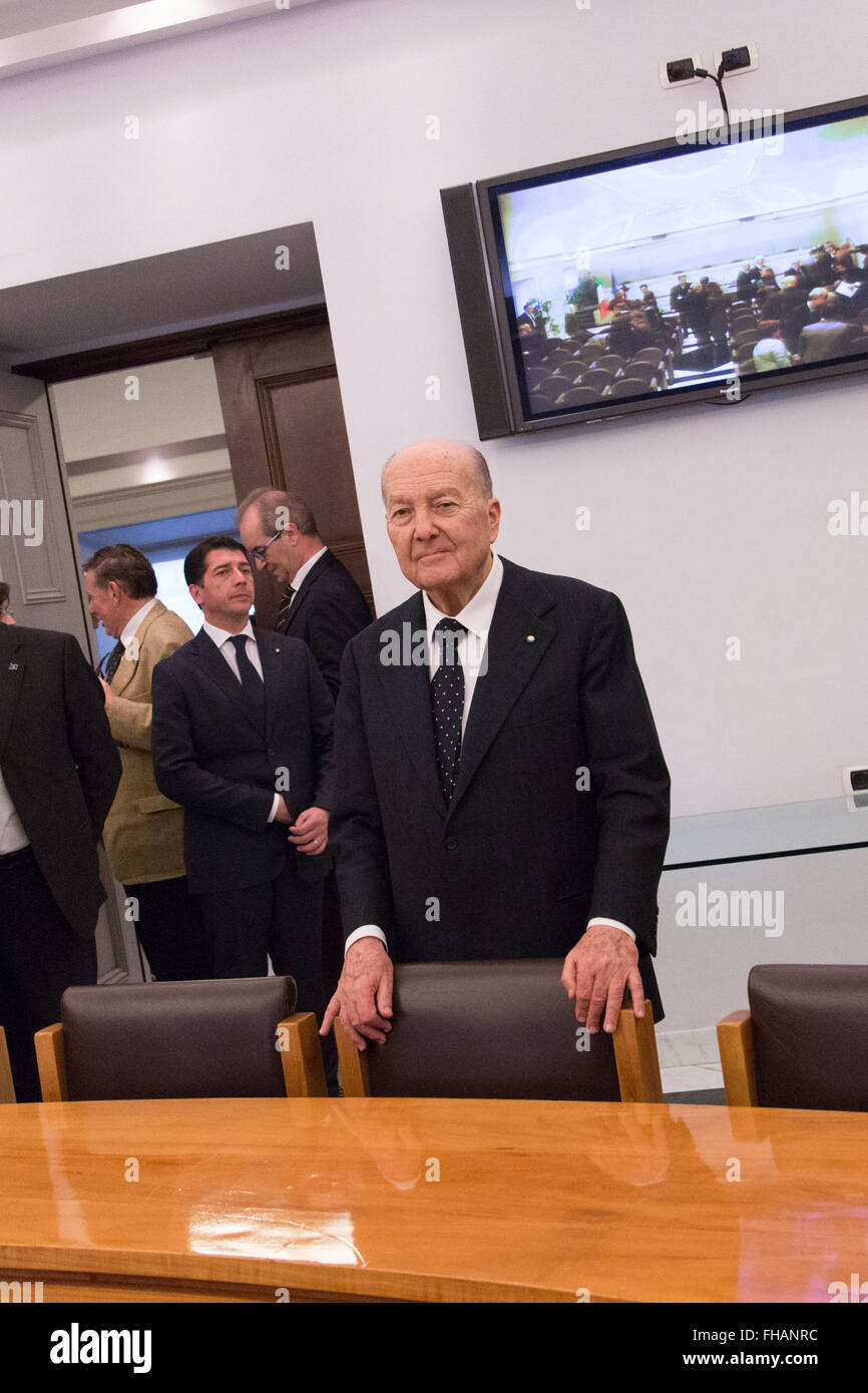 Rome, Italie. Feb 24, 2016. Paolo grossi le nouveau Président de Cour Constitutionnelle Italienne au Palazzo della Consulta en Italie. Cour constitutionnelle de la République italienne choisit Paolo Grossi comme nouveau président avec 14/15 préférences. Credit : Davide Fracassi/Pacific Press/Alamy Live News Banque D'Images