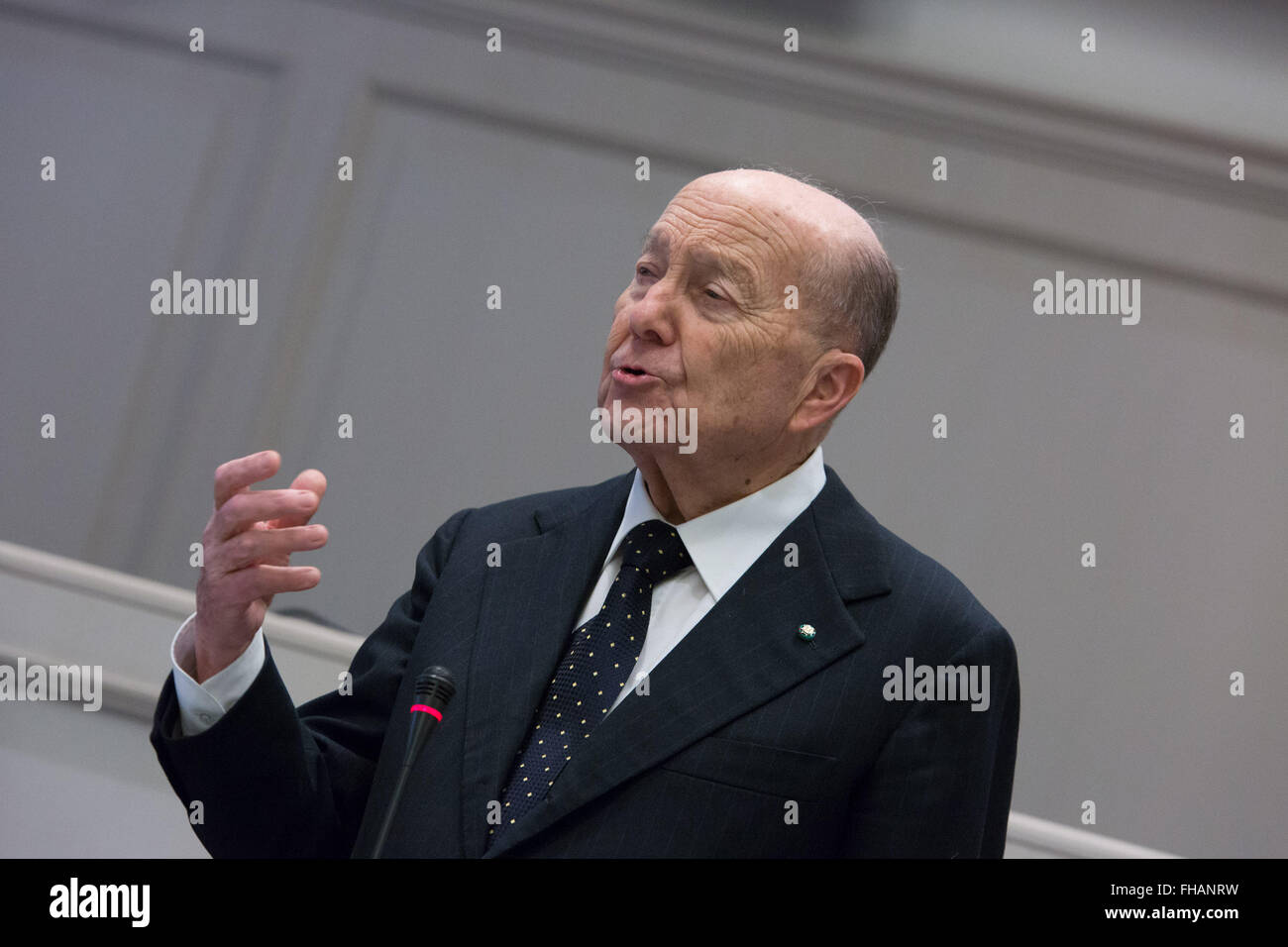 Rome, Italie. Feb 24, 2016. Paolo grossi le nouveau Président de Cour constitutionnelle italienne parle au Palazzo della Consulta en Italie. Cour constitutionnelle de la République italienne choisit Paolo Grossi comme nouveau président avec 14/15 préférences. Credit : Davide Fracassi/Pacific Press/Alamy Live News Banque D'Images