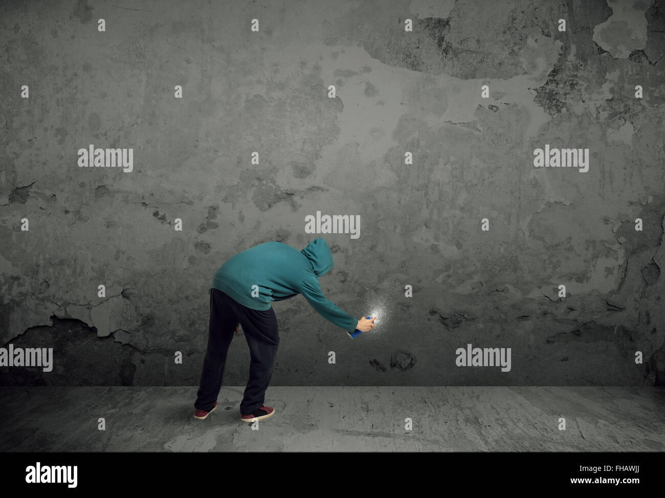 Jeune peintre urbain commence à dessiner Banque D'Images