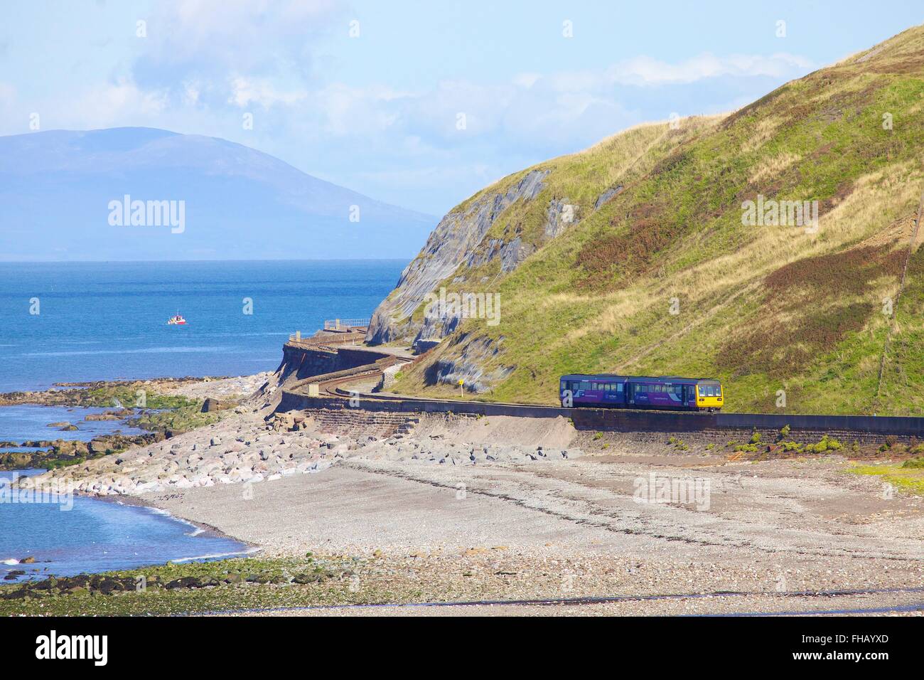 British Rail Class 142, Défaut de train. La baie de Tanyard, Parton, côte de Solway, Cumbria, Angleterre, Royaume-Uni, Europe Banque D'Images