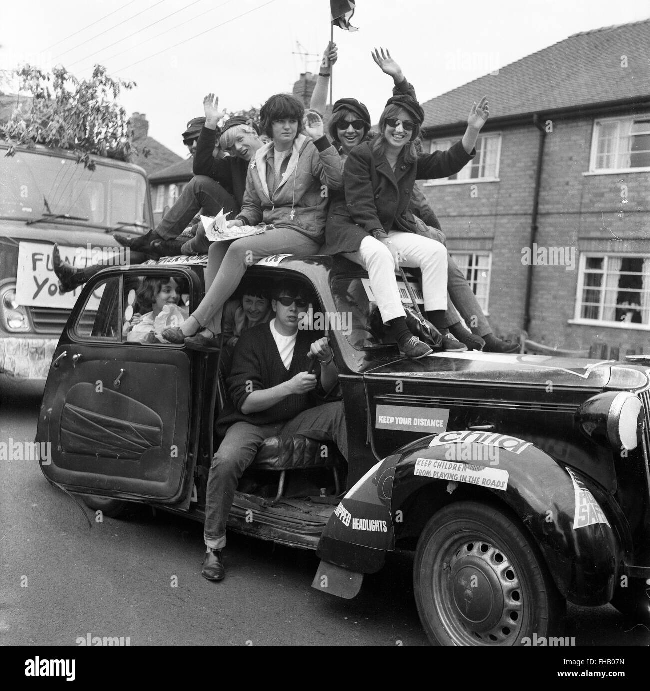 Les adolescents sur vieille voiture des années 60 à Carnival en Grande-Bretagne Uk Banque D'Images