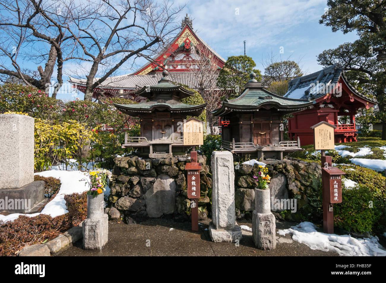 Petits autels situé près du hall principal, Hondo, Senso-ji, temple bouddhiste, Asakusa, Tokyo, Japon Banque D'Images