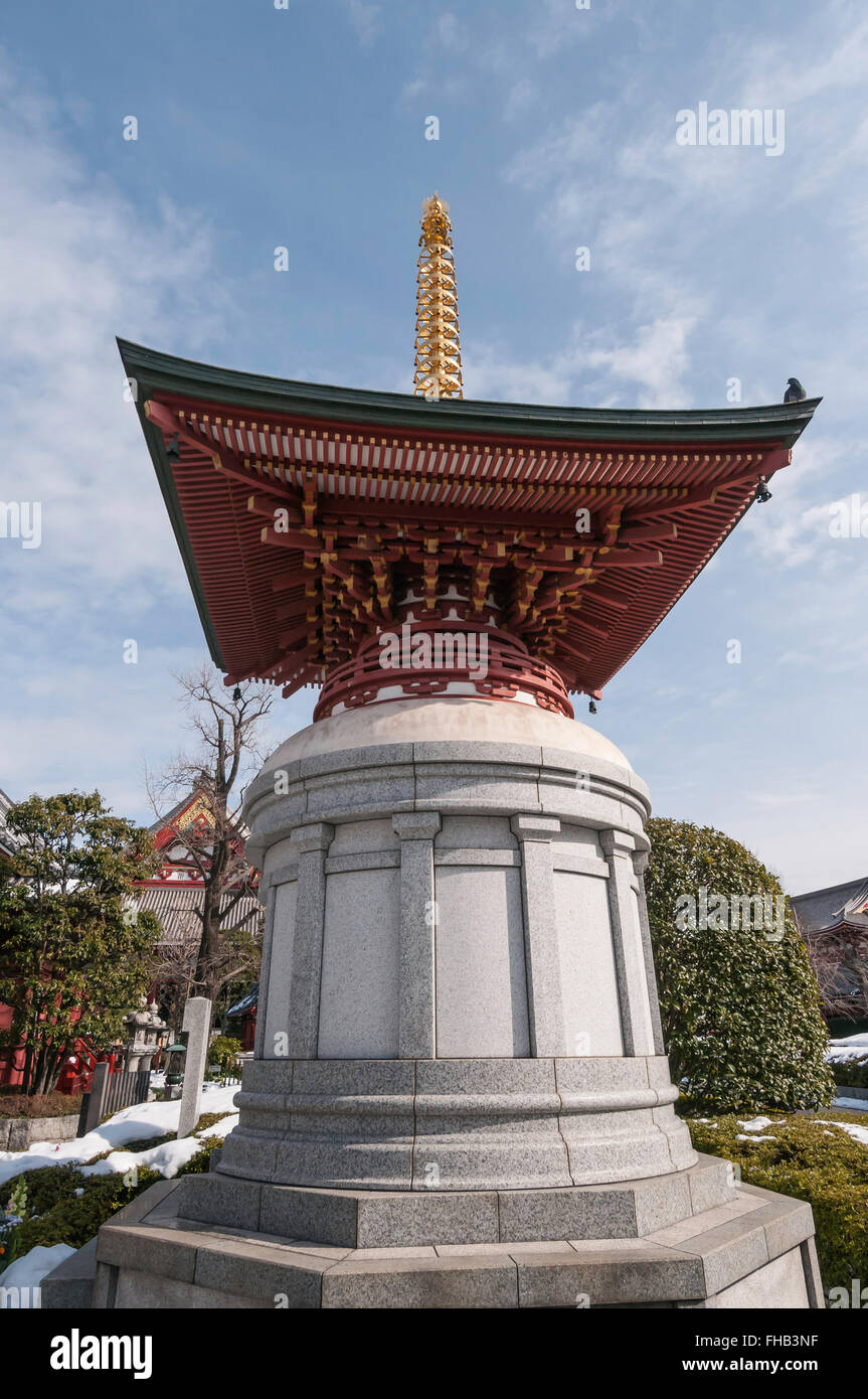 La pagode en pierre au Senso-ji, temple bouddhiste, Asakusa, Tokyo, Japon Banque D'Images