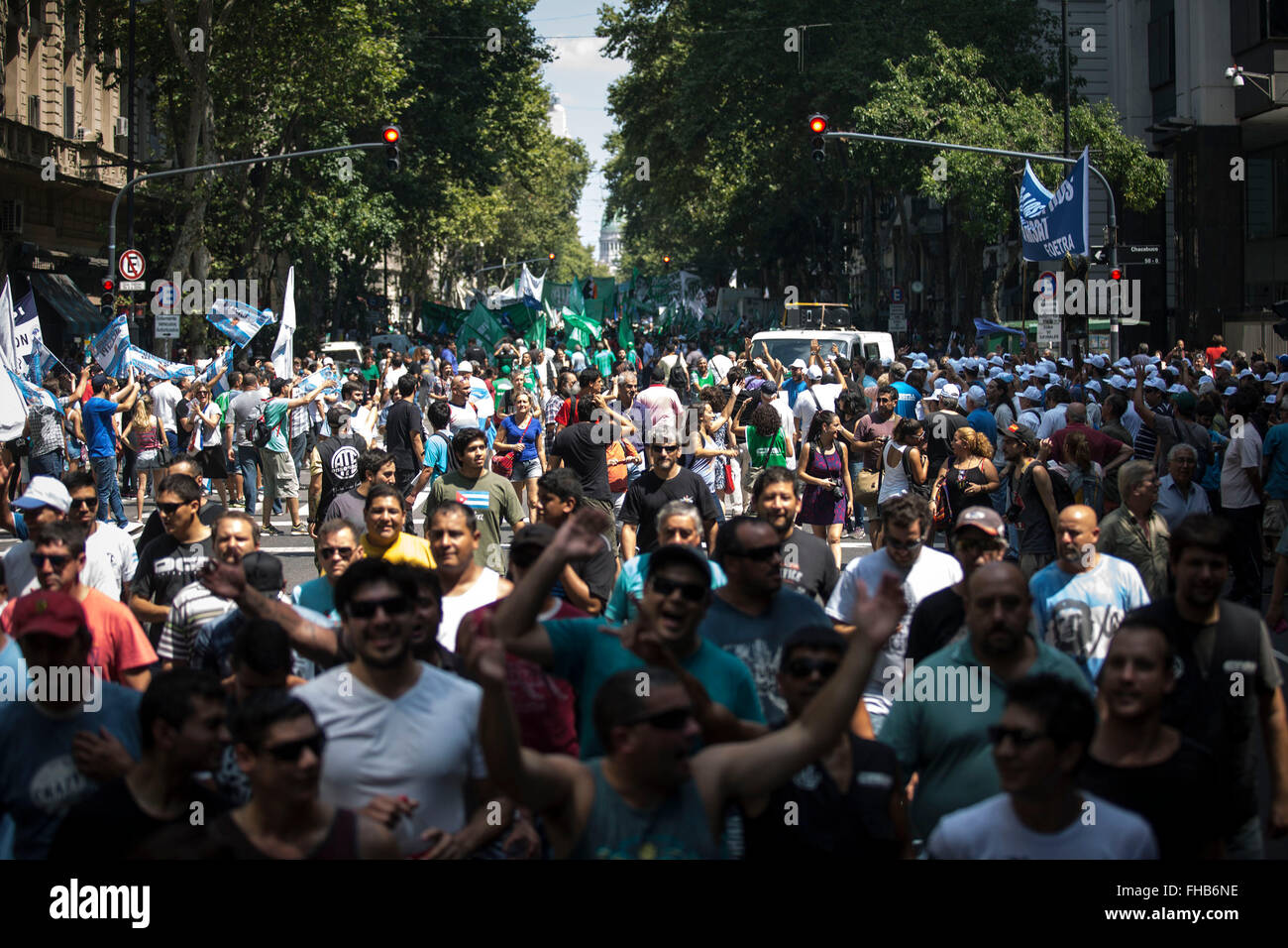 Buenos Aires, Argentine. Feb 24, 2016. Les travailleurs de l'état prendre part à une manifestation au cours de la journée d'une grève générale de 24 heures à Buenos Aires, capitale de l'Argentine, le 24 février 2016. La manifestation organisée par l'Association des travailleurs de l'État, avec l'appui de la Centrale des travailleurs argentins et des partis de gauche, contre la vague de licenciements. Crédit : Martin Zabala/Xinhua/Alamy Live News Banque D'Images