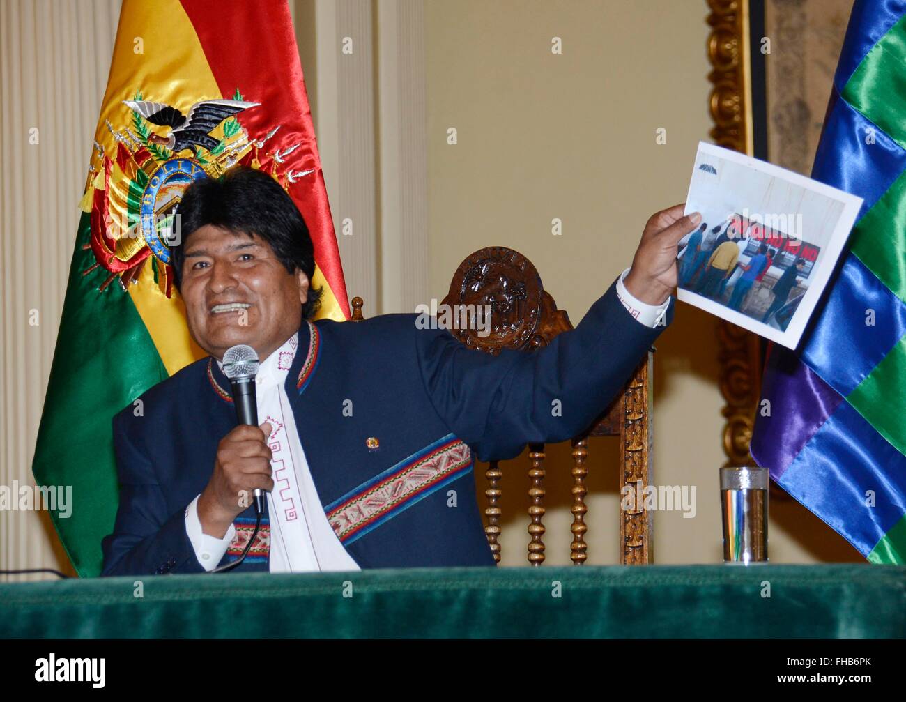 (160224) -- LA PAZ, 24 février 2016 (Xinhua) -- le président bolivien Evo Morales participe à une conférence de presse à La Paz, Bolivie, le 24 février 2016. "Nous avons perdu une bataille, pas la guerre" a été la phrase utilisée mercredi par le président bolivien Evo Morales pour résumer son sentiment sur la défaite infligée sur lui lors du référendum constitutionnel de dimanche. S'exprimant lors d'une conférence de presse dans le Palais Quemado, siège du gouvernement à La Paz, Morales a accepté le résultat, ce qui signifie qu'il n'aurait pas chercher à se faire réélire en 2019, et garantit la continuité des changements apportés par son action patriotique. (Xinhua/G.Jallasi Banque D'Images